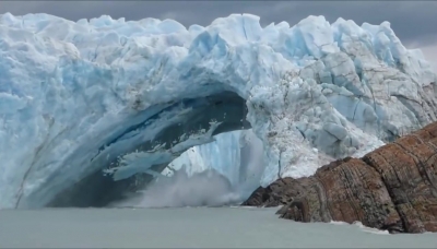 Glacier bridge collapses in Perito Moreno    Viral Video UK